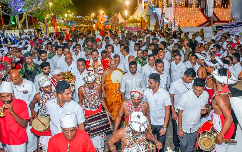 總統 කෙලනිය දෙවාලයේ �ිතිහාසික অনুષ්ඨාන සඳහා සහභාගී වෙයි
