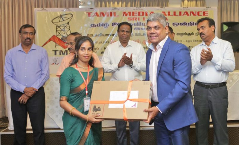 ශ්රී ලාංකා තමිල් සම්මතිකරුවරු උපකරණ බෙදා හැරීමේ වැඩසටහනින් ගණක යන්ත්ර සහ දුරකතන ලබා ගත්හ