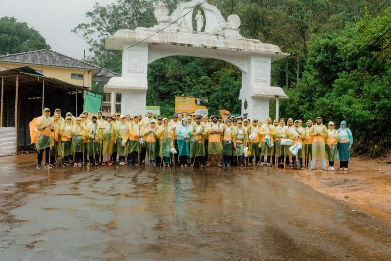 සියපත ෆිනෑන්ස් ශ්රීපාද පුදබිමේ සමාජ සත්කාරක වැඩසටහනක