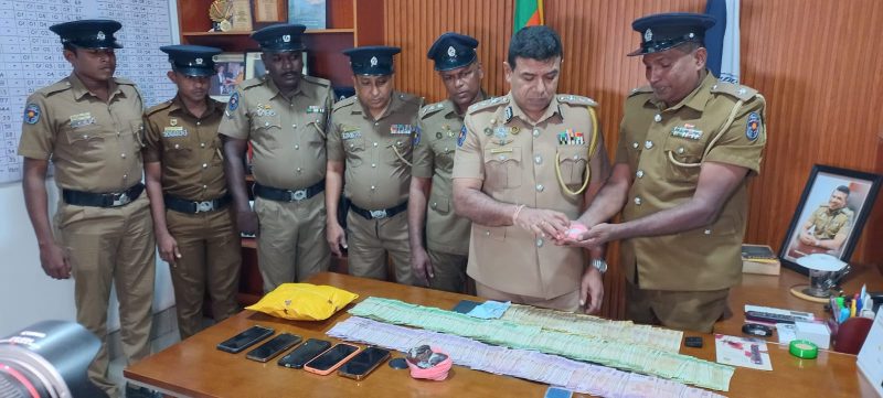 මාතර දුම්රිය ස්ටේෂනයට 근처ින් ගිණුම් සිටි දම්පතිය අත්අඩංගුවට ගනු ලැබීම විශাල මත්ද්රව්ය ප්රමාණයක් සහිතව