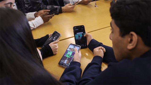 Australia's Teen Social Media Ban Faces Compliance Challenge as Majority Still Online