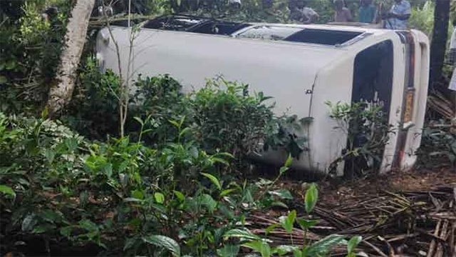 Fourteen hospitalised after van crashes down hillside in Bulathsinhala