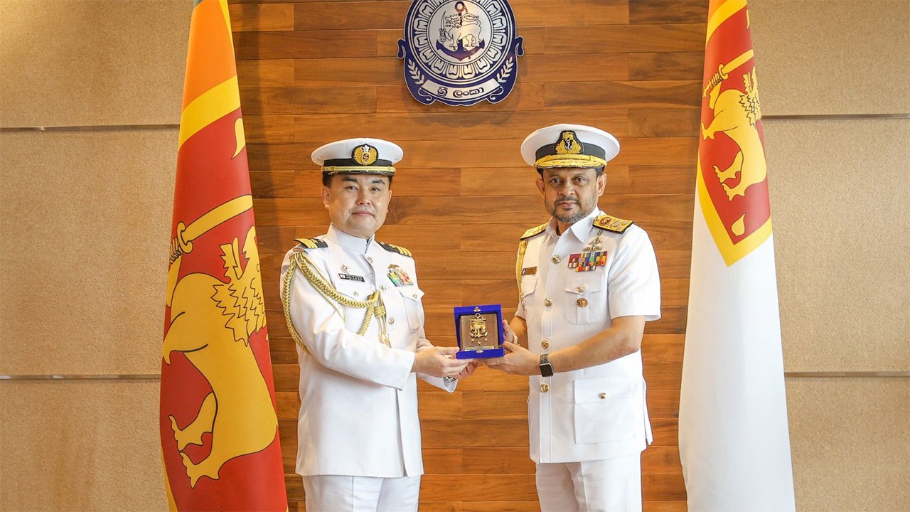 Japanese Defence Attaché meets new Sri Lanka Navy Commander