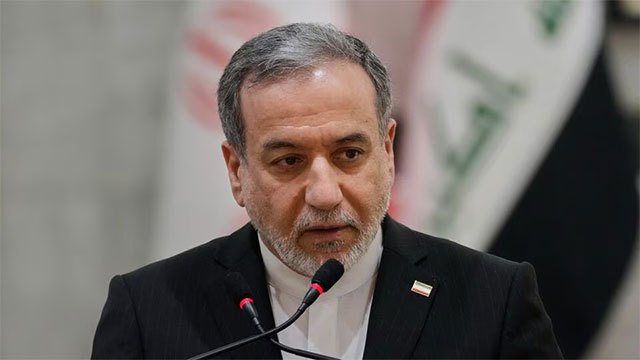 Iran's Foreign Minister Rebuffs Trump's Claims of US Control Over Strait of Hormuz