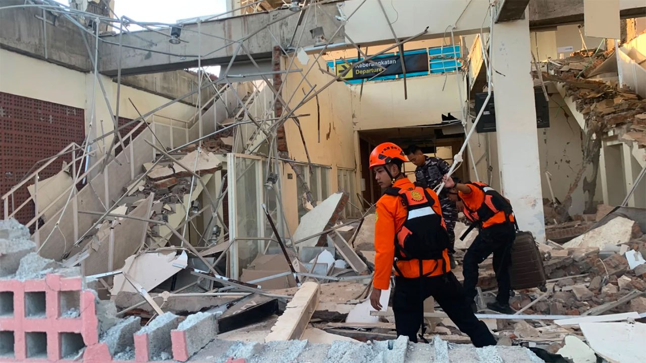7.7-Magnitude Earthquake Strikes Eastern Indonesia, Two Deaths Reported