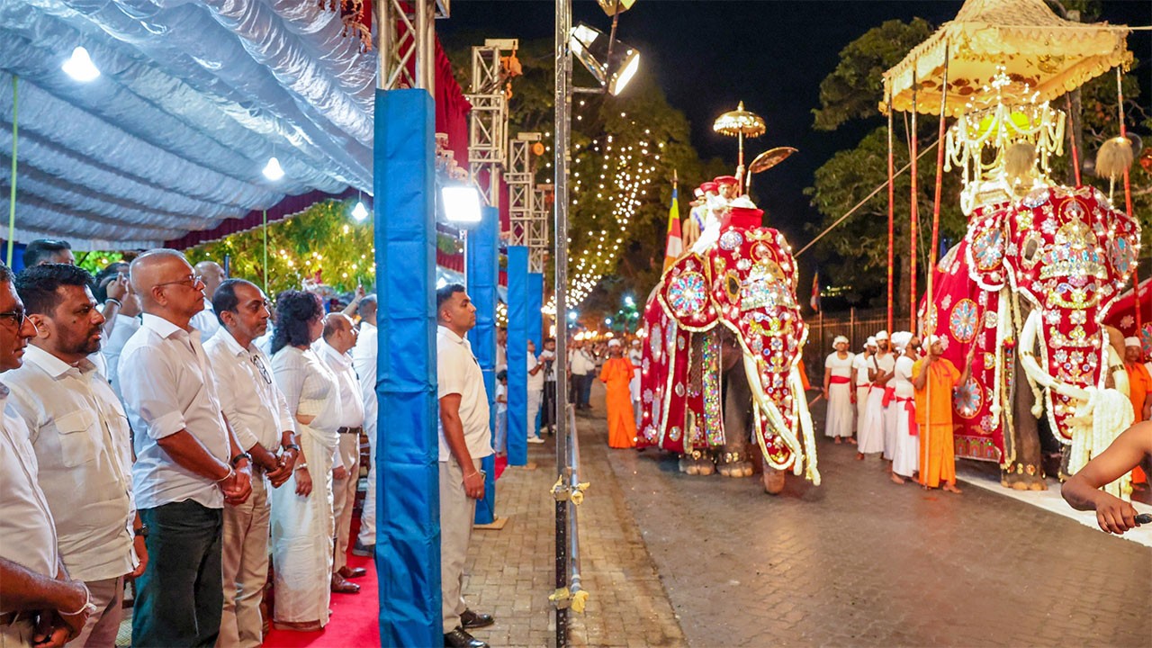 President Dissanayake Attends Final Randoli Perahera in Kandy