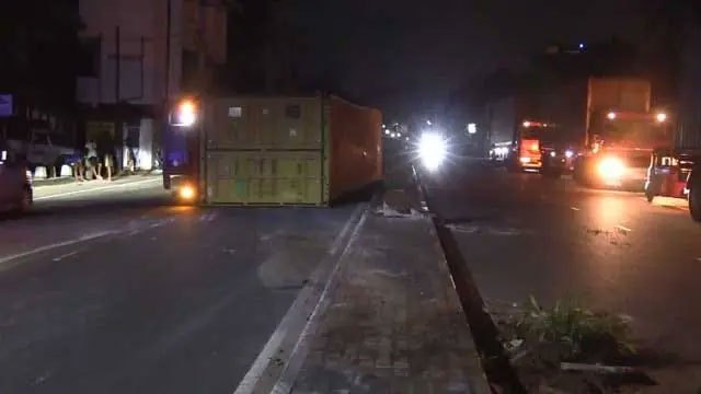 Container truck overturns on Horana-Colombo Road, blocks traffic lane