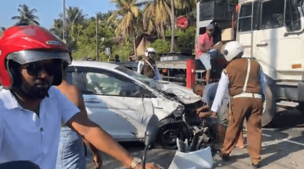வாழைச்சேனையிலிருந்து கதிர்காமம் நோக்கி பயணித்த வாகனம் விபத்து; குழந்தைகள் உட்பட ஐந்து பேர் வைத்தியசாலையில்