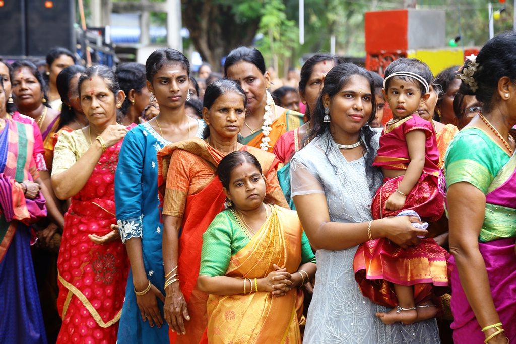 மதுரை மாவட்டத்தில் உள்ள சேல்லக்கதிர்கமர் கோயிலில் ஆயிரக்கணக்கான பக்தர்கள் ஆண்டு தேர்திருவிழாவுக்கு கூடிவந்தனர்
