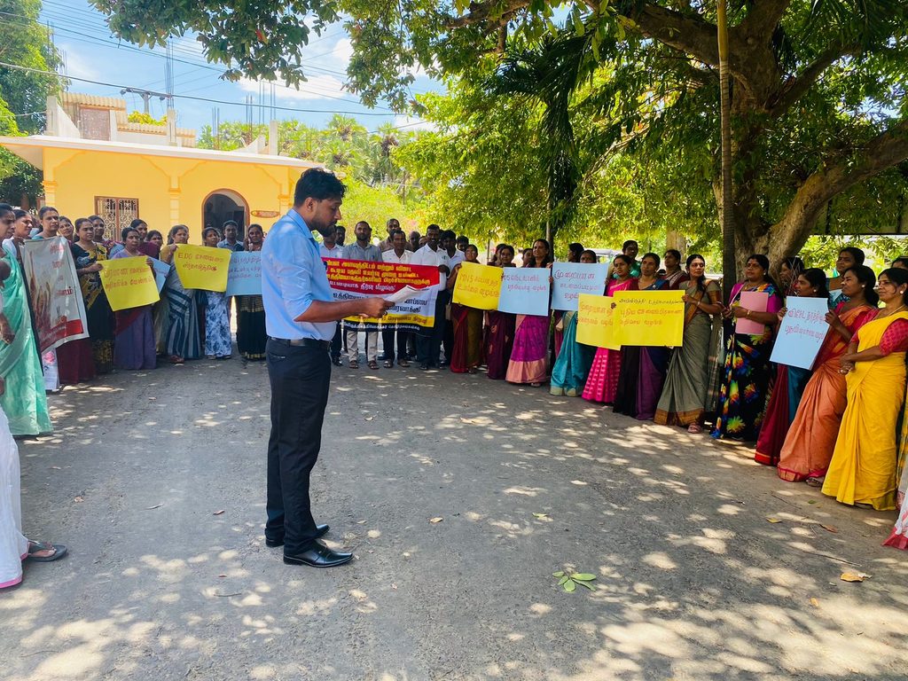 மண்முனை வடக்கு பிரதேச செயலகம் முன்பாக அபிவிருத்தி உத்தியோகத்தர்கள் போராட்டம்