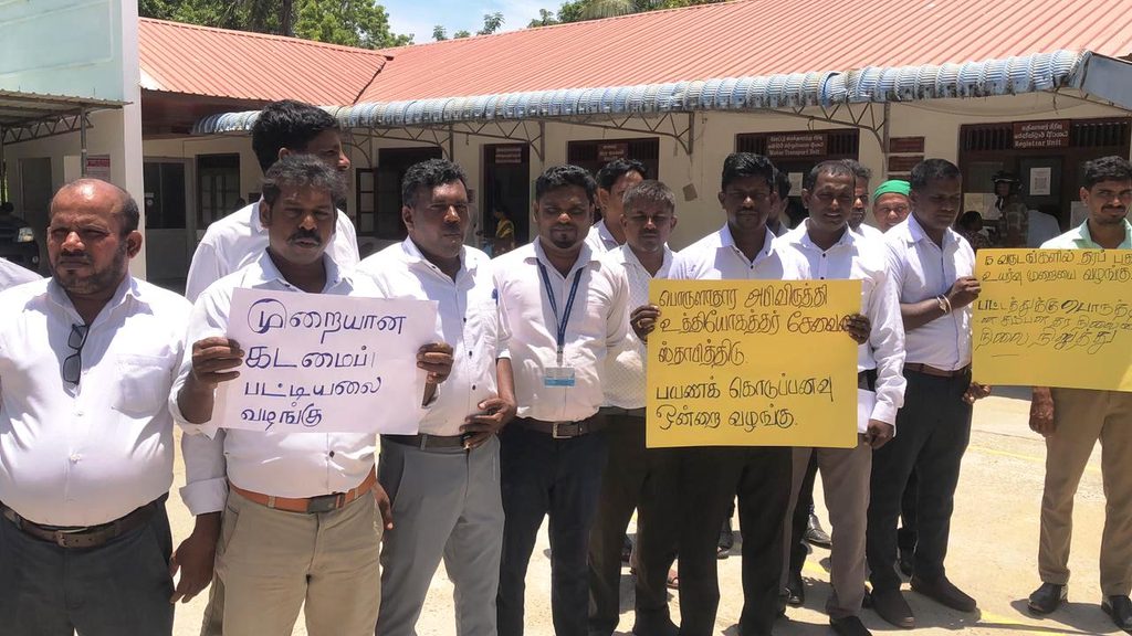 வികাస அधिकாऱிகள் சங்கલாதி செயலகத்தில் சேவை கட்டமைப்பு மற்றும் சம்பள கவலைகளுக்கு எதிரான போராட்டத்தை நடத்தினர்