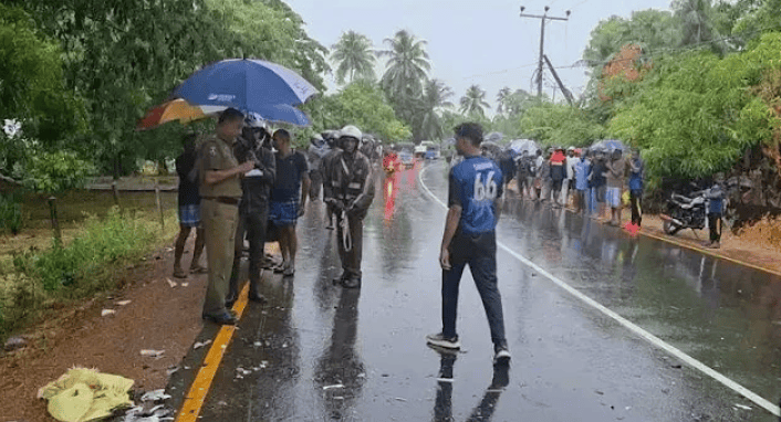திரிंகோமலியில் மோட்டார்சைக்கிள் மற்றும் டிப்பர் லாரி மோதலில் இருவர் உயிரிழப்பு