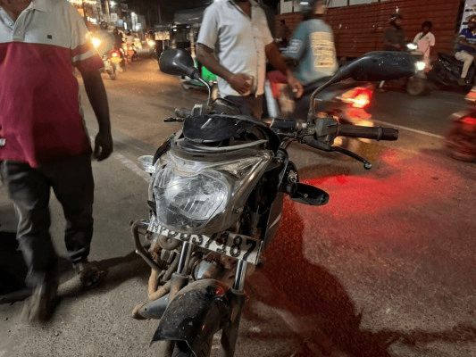 வவுனியாவில் மூவண்டி மோதலில் மோட்டார்சைக்கிள் ஓட்டுநர் கைது