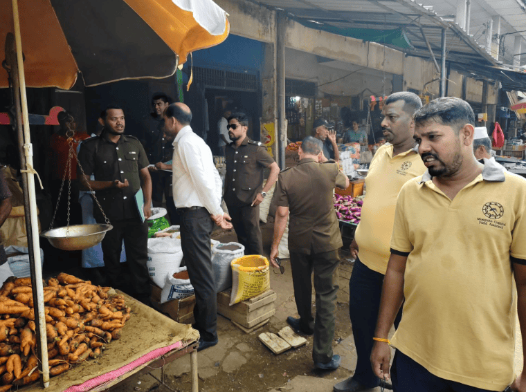 கலுතර சந்தையில் சுகாதார அதिकாரிகள் ஆய்வு நடத்தி, மீறியவர்களுக்கு நடவடிக்கை எடுத்தனர்