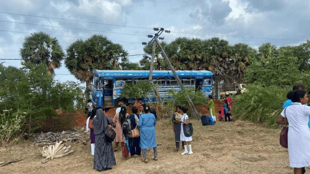 திருகோணமலையிலிருந்து மட்டக்களப்பு நோக்கி வந்த தனியார் பேருந்து விபத்து