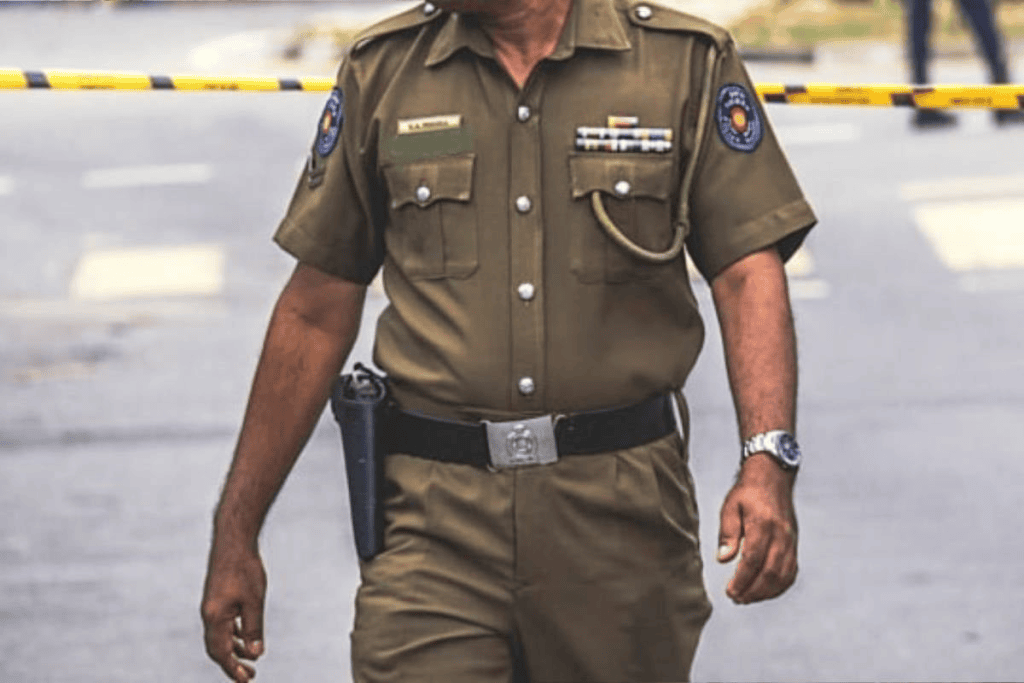 புலத்சிங்களத்தில் பெட்രோல் வீசி இரண்டு இளைஞர்களை தாக்கிய மூவர் கைது