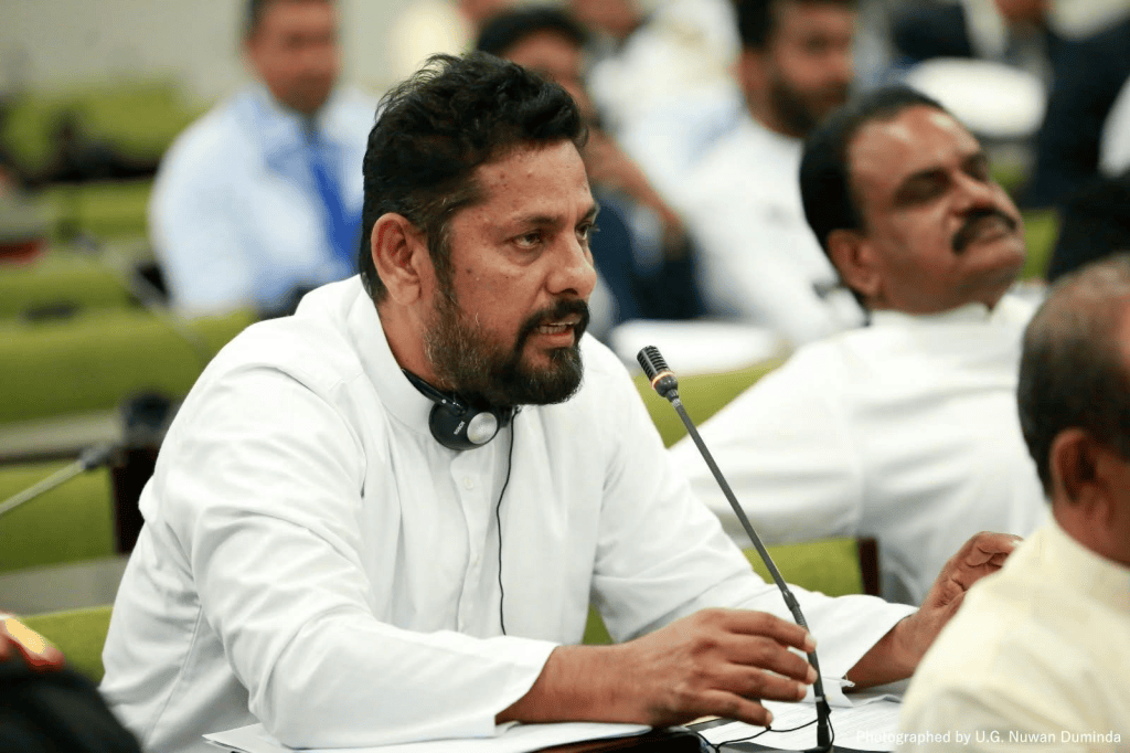 கலுතර больницаவில் சீருடை பிணக்கைத் தொடர்ந்து ஒன்பது பெண் சுகாதார பணியாளர்கள் பணிமாற்றம்