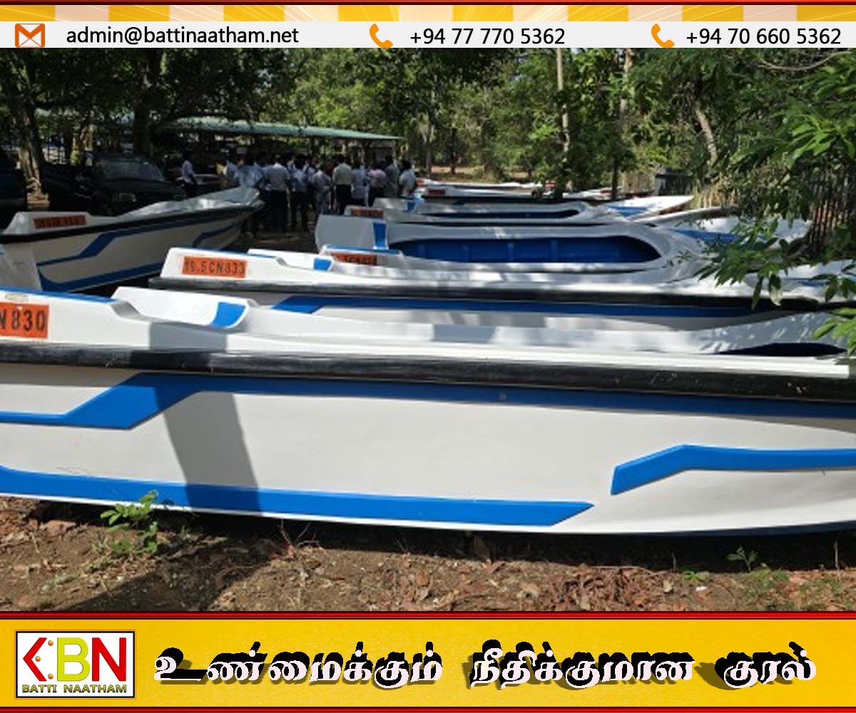 திரிகோணமலை மீனவர்கள் புயல் சேதத்திற்குப் பிறகு படகுகளைப் பெற்றனர்