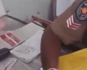 டிஜிட்டல் காப்புறுதி சான்றிதழ் தொடர்பில் பொலிஸாருடன் வாக்குவாதம்; சமூக ஊடகங்களில் பரவும் சம்பவம்!