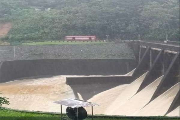 ඉහළ කොට්මාලේ ජලාধාරය භාරතාන්ත්ය කඳුකර තුඩුවල වර්ෂාපතනය මධ්යයේ තුන් ගේට්ටු විවෘත කරයි