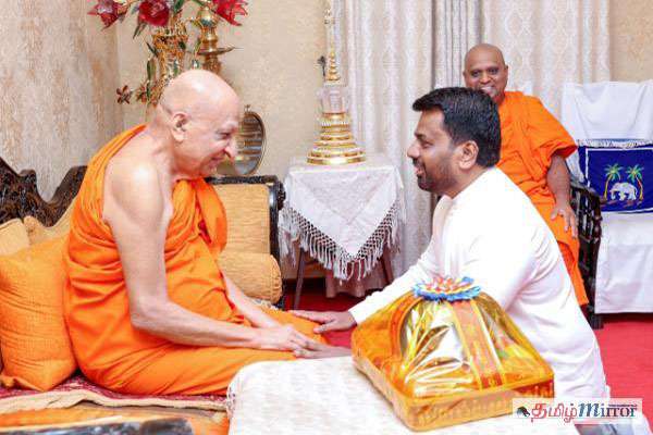 குடியரசுத் தலைவர் திசානாயக்க கண்டியில் மூத்த பௌத்த குருகளிடமிருந்து ஆசீர்வாதம் பெற்றார்