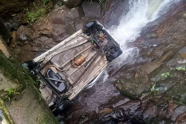 தலைகீழாக விழுந்த டிப்பர்