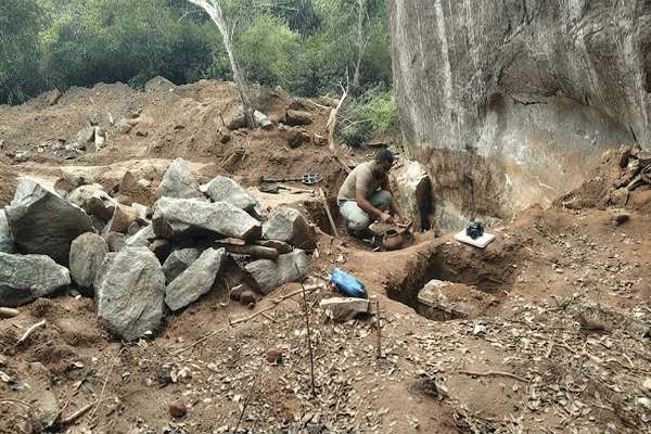 அம்பாறில் சட்டவிரோத தொல்லியல் த掘வனைக்காக கைது செய்யப்பட்ட மனிதன்
