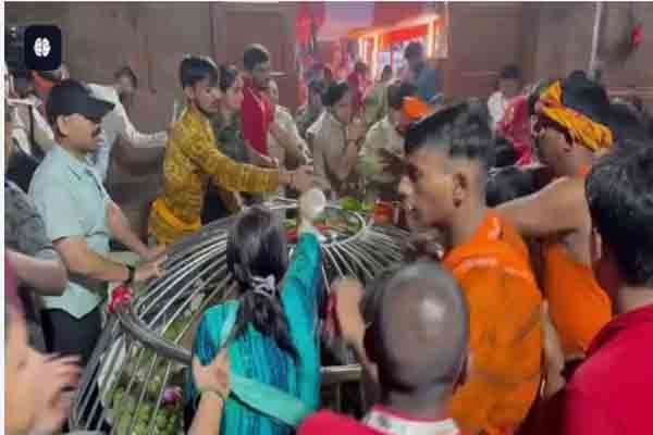 கிழக்கு இந்தியாவில் உள்ள ஹிந்து கோயிலில் ஏற்பட்ட மிதியடியில் குறைந்தது 7 பேர் இறந்துள்ளனர்