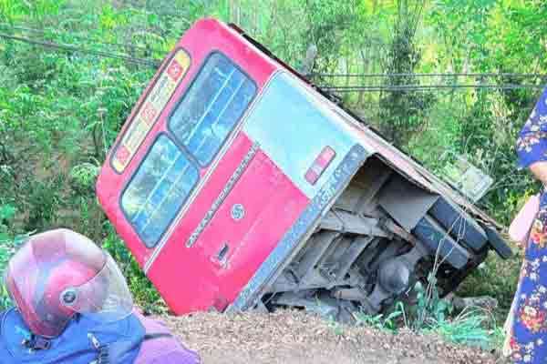 கொழும்பு அருகே மாநில பேருந்து கவிழ்ந்தது; ஓட்டுநர் சிறிய காயம் பெற்றார்