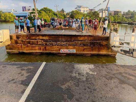 உடைந்து வீழ்ந்த புதுப்பாலத்துக்கு தற்காலிகப் பாலம்