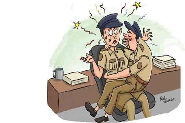 பெண் காவலரின் மடியில் அமர்ந்து கொஞ்சிய பொலிஸ்