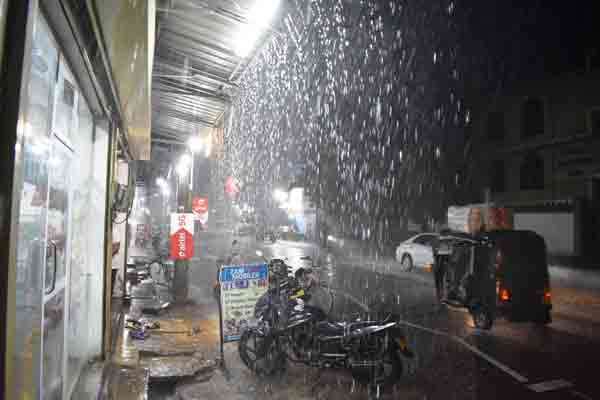 4 மாத கடும் வறட்சிக்குப் பின்னர் பலத்த மழை: அனல் வெப்பம் தணிந்தது