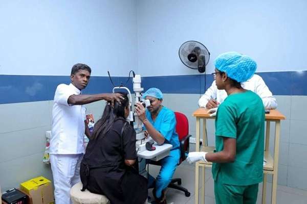 யாழ்ப்பாணம் கோயிலில் ஏற்பட்ட கண் காயம் நிகழ்வு உচ்च-தீவிரத ஒளி வெளிப்பாட்டுடன் தொடர்புடையது