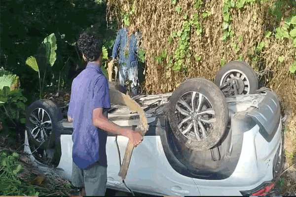கொழும்பு-කලුතර சாலையில் বিলாসবহুল வாহனம் கட்டுப்பாட்டை잃ந்து மூவர் காயமடைந்தனர்