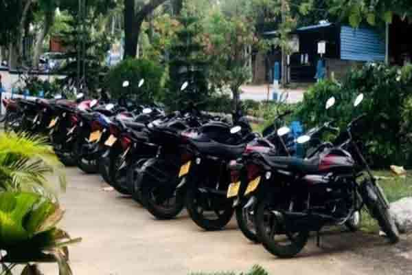சம்மந்துரையில் ஹெல்மெட் இல்லாமல் மோட்டார்சைக்கிள் ஓட்டுபவர்களுக்கு எதிரான போலீசு நடவடிக்கை