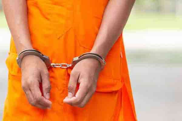பௌத்த துறவி ஆசிரியர் முதன்மைப் பள்ளியில் கைது செய்யப்பட்டார்