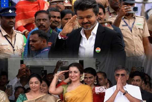 சுதந்திர தின விழாவில் த்ரிஷா : சல்யூட் அடித்த முதல்வர் விஜய்