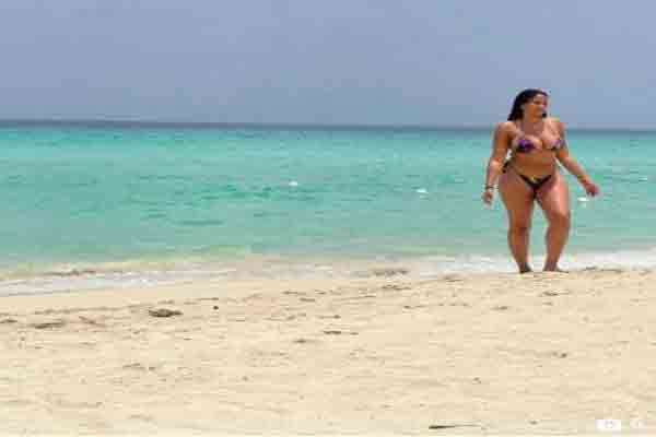பிகினியில் கலக்கும் ’’தீவுப் பெண்’’