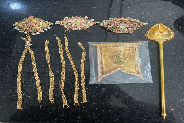 ஐயர் அள்ளிய தங்க ஆபரணங்களை பாருங்கள்