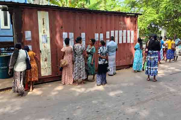 உறவுகளை தேடும் உறவினர்கள்