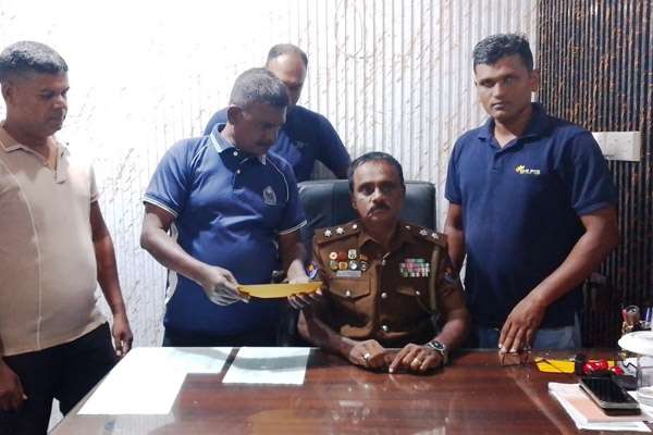 ‘ஸ்பைடர் வுமன்’ வலை விரித்து தூக்கிய சாய்ந்தமருது பொலிஸார்