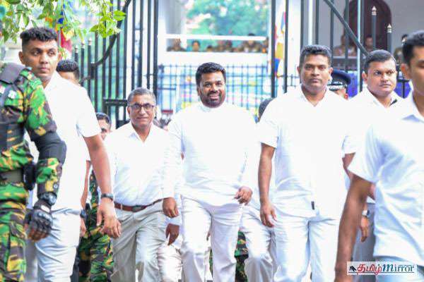 குண்டியில் உள்ள தலதా மாளிගාවத்தில் வার্ષிక எசල பெරහරා விழாவில் ஜனாதிபதி கலந்துகொண்டார்