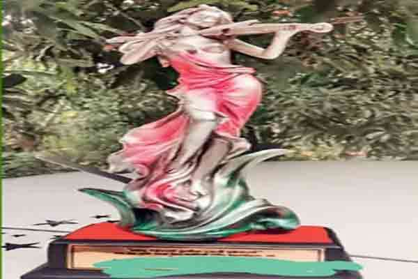 பள்ளி நாடகப் போட்டி விருதுகளில் முறையற்ற வடிவமைப்பிற்காக சர்ச்சை