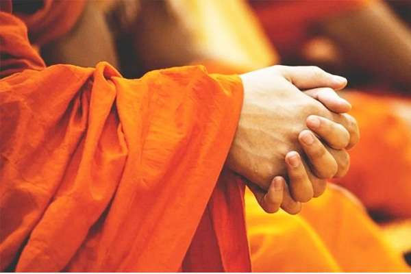 ஆசிரியர் இளம் பெண்ணின் தனிப்பட்ட புகைப்படங்களைப் பகிரமுறையை மிரட்டுவதற்காக கைது செய்யப்பட்டார்