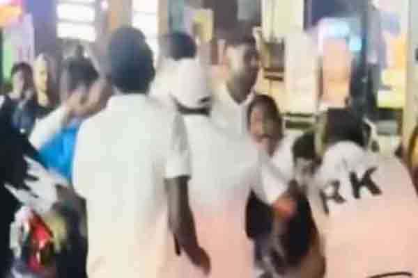 தானசாலைக்கு வெளியே இளைஞர் மீது தாக்குதல்: ஐந்து பேர் கைது