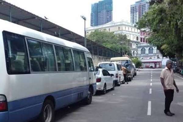 இலங்கையில் பேருந்து நிலையங்களில் சட்டவிரோத வாகன நிறுத்தலுக்கு எதிரான காவல்துறை சோதனை