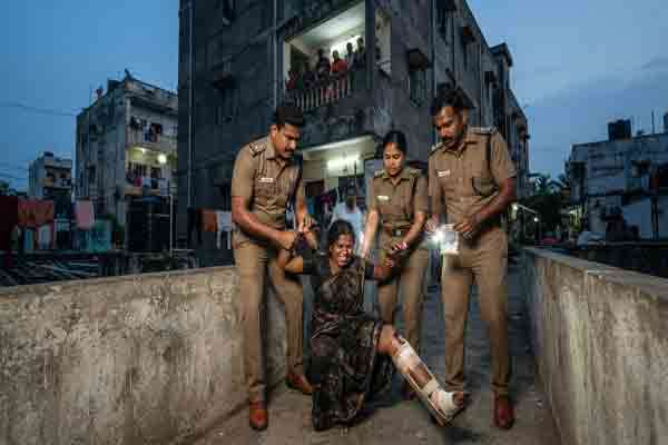 சிலந்திப் பெண் கால் உடைந்த நிலையில் கைது