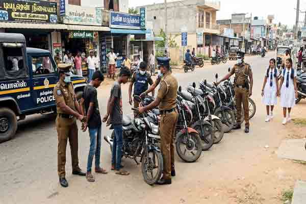மாணவிகளுக்குத் தொந்தரவு: மோட்டார் சைக்கிள்களுடன் இளைஞர்கள் கைது