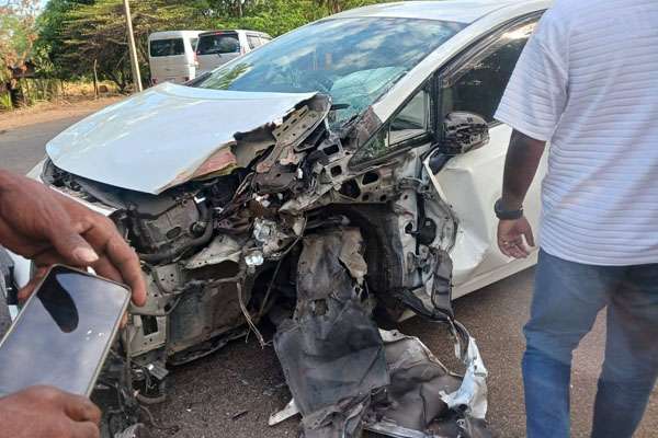 வீதியில் நின்ற வாகனத்தை பள்ளத்தில் வீசிய கார்
