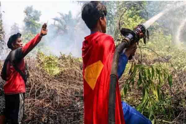 சুపারম্যান் உடையில் இருந்த சிறுவன் காட்டுத் தீயை எதிர்த்துப் போராட உதவினான்